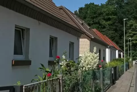 Keines der hübschen Häuser auf dem Engelshof erinnert an die Siedlerbauweise der 1930er Jahre.  Foto: Westenburger