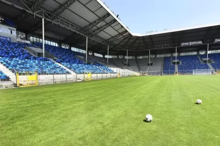 Frisch saniert in die neue Saison: Das Carl-Benz-Stadion in Mannheim. Für die Mannschaft beginnt der Liga-Alltag erst einmal aus