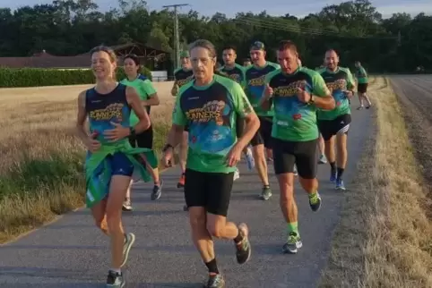 Lieben das Laufen und die Gemeinschaft: die United Runners of Pfalz. Ihr Markenzeichen sind die bunten Laufshirts. Foto: Wiessne