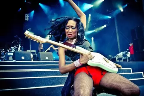 Wandelt unter anderem auf den Spuren von Jimi Hendrix: Malina Moye.  Foto: Marco van Rooijen/frei