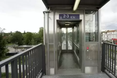 Mal in Betrieb, mal außer Betrieb: Der Fahrstuhl am Haltepunkt liefert weiter Gesprächsstoff. Foto: BOLTE