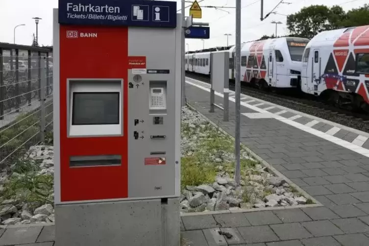 Rechts neben diesem Fahrkartenautomaten soll wieder ein neuer Entwerter platziert werden.  Foto: BOLTE