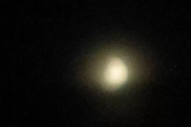 Leserin Ingeborg A&szlig;mann hat die Mondfinsternis am Dienstagabend, 16. Juli, in Gimmeldingen fotografiert. Foto: Assmann