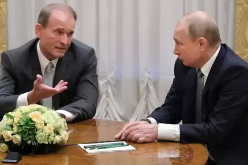 Russlands Präsident Wladimir Putin (rechts) empfängt den ukrainischen Multimillionär und Politiker Viktor Medwedtschuk, dessen P
