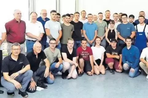 Aus zwei Jahrgängen stammen die Azubis, die sich nun ganz offiziell über ihren Abschluss freuen können.
