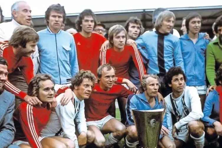 Bilddokument aus glorreichen Borussen-Tagen: Gladbach holt 1975 erstmals den UEFA-Pokal. Die Aufnahme zeigt (hinten von links) H
