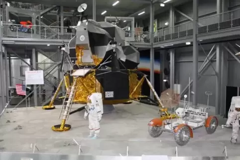 Haushoch: originalgetreuer Nachbau der Mondfähre Eagle in der Raumfahrtausstellung „Apollo and Beyond“ des Technik-Museums Speye