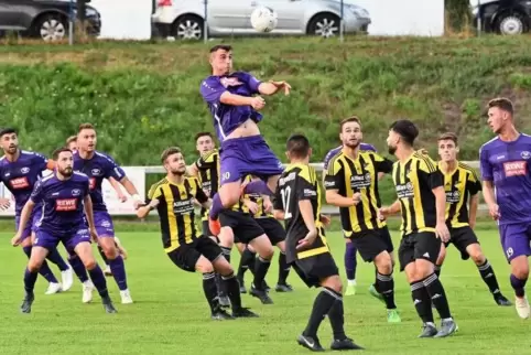 Schwarz-gelbe Reserve: Nicht allen Zuschauern gefiel, dass Dudenhofen seine Oberliga-Akteure schonte.  Foto: Lenz