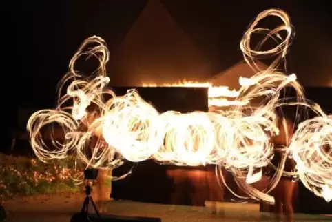 Die Heltersberger Feuer-Künstler bieten den Höhepunkt im Programm der Beach-Party. Foto: privat