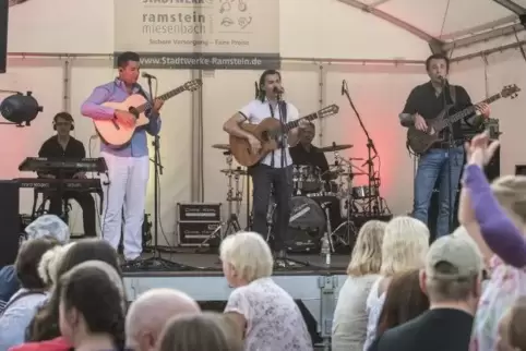 Amüsieren und mit dem Publikum eine Fiesta haben: Dieser Plan der Band Rumbalea ging in Ramstein hervorragend auf. Foto: VIEW