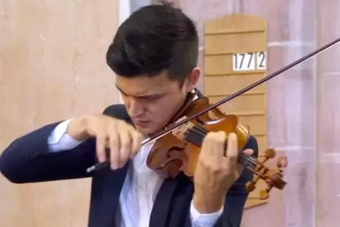 Mit Christian Kim Sitzmann verzückte ein Meister seines Fachs das Publikum beim Benefizkonzert in der Stiftskirche.  Foto: Girar