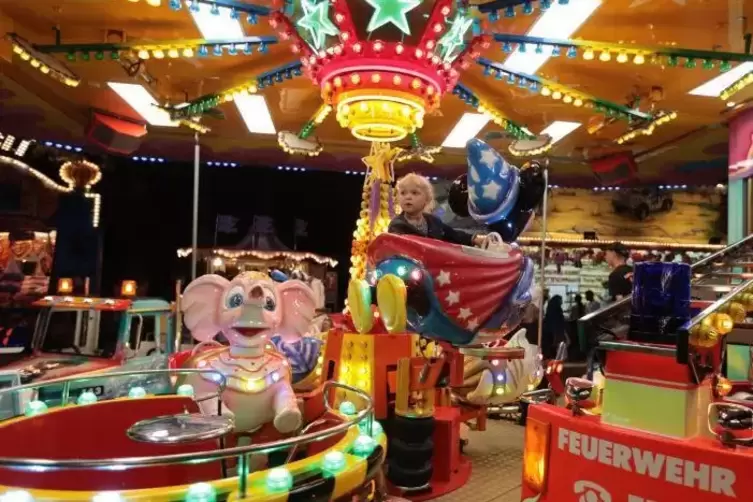 Attraktion für die Kleinsten: das Kinderkarussell auf dem Kerweplatz.  Foto: Benndorf