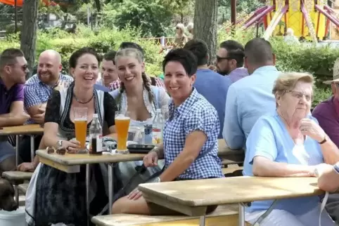 Gute Stimmung bei der Kerwe in Maikammer.  Foto: Iversen