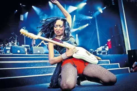 Wandelt unter anderem auf den Spuren von Jimi Hendrix: die singende Gitarristin Malina Moye.