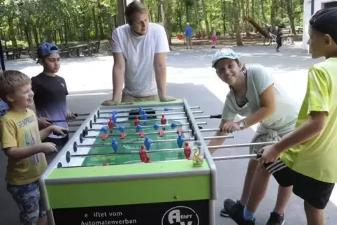 Auch ein Kicker-Turnier gehört zur Mutterstadter Ortsranderholung. Die Siegerehrung gibt es am Nachmittag.  Foto: KUNZ
