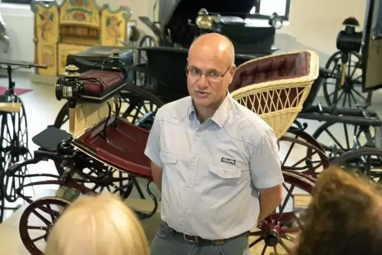 Hans Werner Hamacher f&uuml;hrte durch die Sammlung. Foto: KUNZ