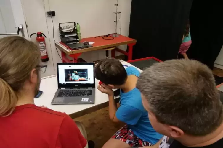 Michael Hellwig (rechts) aus Limburgerhof und sein Sohn Nicolas Brezinova überprüfen im Technoseum ihr 3-D-Bild am Laptop. Foto: