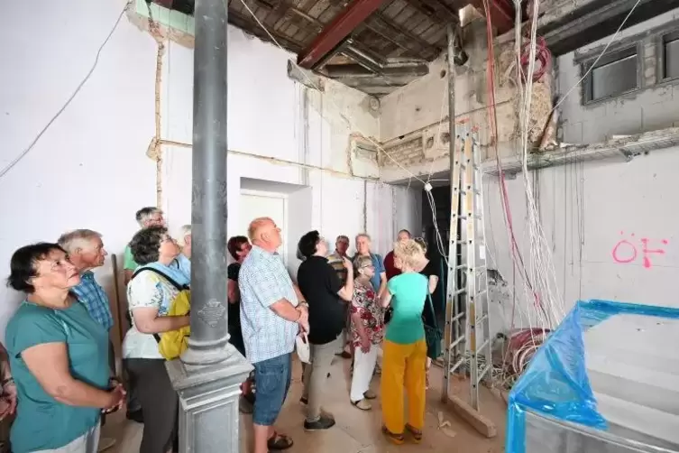 Führung durch den Alten Stadtsaal: Die Teilnehmer erhalten Einblick in das Innenleben der Deckenkonstruktion und der neuen Lüftu