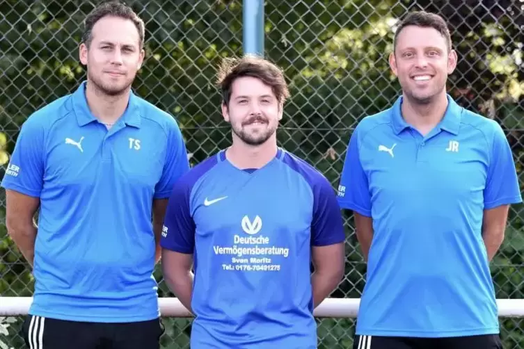 Die Trainer Tobias Schwartz (links) und Julian Roth (rechts) mit Neuzugang Jonas Riebel. Foto: Iversen