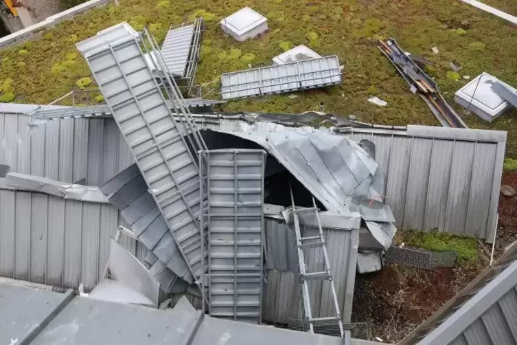Der pl&ouml;tzliche Sturm hat Teile des Dach am Schifferstadter Gymnasium schwer besch&auml;digt.  Foto: Lenz