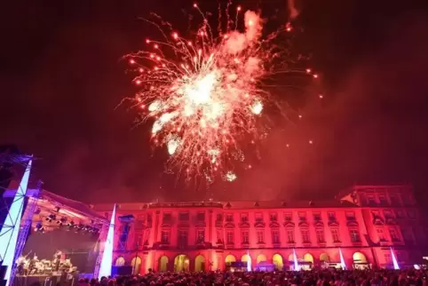 Ein Feuerwerk krönte das Galakonzert im Ehrenhof des Schlosses.  Foto: KUNZ