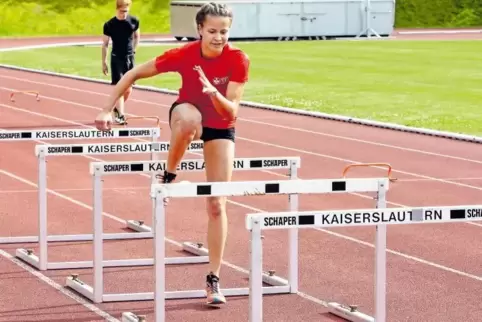 Hürden überwinden – und dies möglichst schnell: Elena Hartmann aus Börrstadt beim Training in Kaiserslautern.