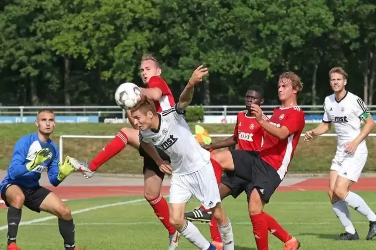 Endspiel: Marcel Julier vom TSC I (vorne in Wei&szlig;) setzt sich gegen Phillipp Schullakow durch, verfehlt aber das von Emil Epstein