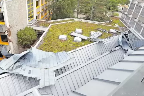 Auf einem Zwischendach des Schifferstadter Gymnasiums liegen Teile der Dachhaut. Der Sturm hat sie aus der Verankerung gerissen.
