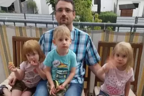 Die Drillinge und ihr Vater bedanken sich für die große Hilfe.  Foto: PRIVAT