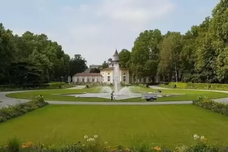 Zwei Wahrzeichen des Parks: Sternbrunnen und (im Hintergrund) das Turmrestaurant. Foto: ier