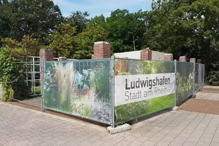 Die Lagerh&auml;uschen samt Stelen m&uuml;ssen f&uuml;r den neuen Eingangsbereich weichen. Foto: ier