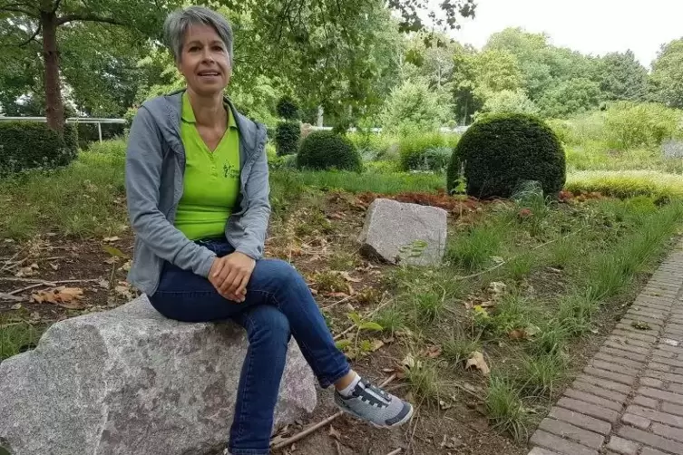 Constanze Kraus am Bereich des Quellgartens, dessen Zukunft noch ungewiss ist. Foto: ier