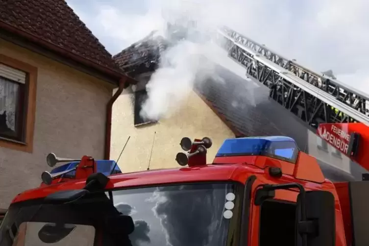Die Feuerwehr löscht einen Wohnungsbrand im zweiten Obergeschoss eines Hauses. Eine Frau wurde bewusstlos in ihrer brennenden Wo
