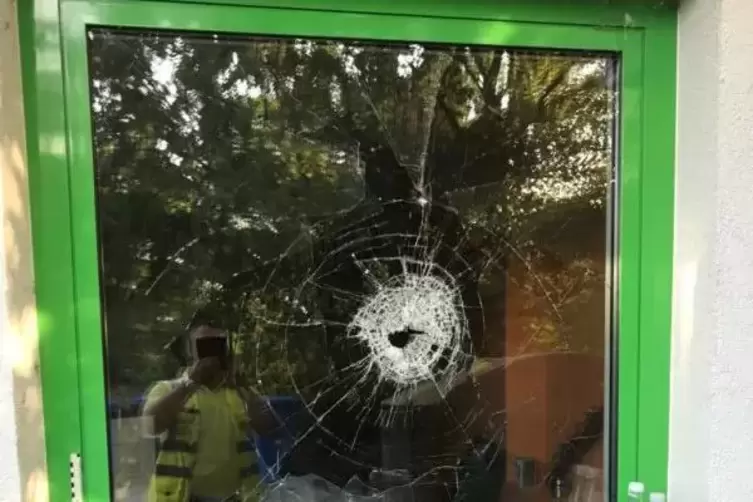 Zerstörtes Fenster rechts vom Kassenhäuschen.  Foto: ESN/frei
