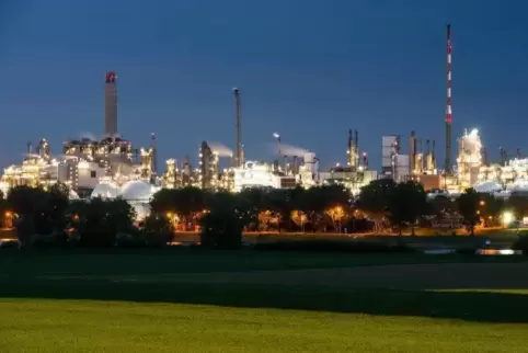 Die BASF wird in ihrem Ludwigshafener Stammwerk bis zu 3000 der 9000 Verwaltungsjobs streichen. Foto: dpa