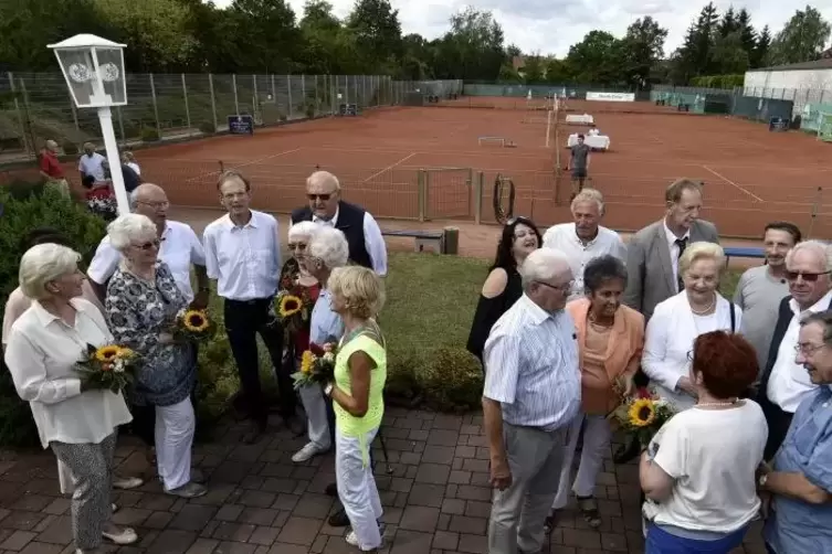 Da wurden Erinnerungen wach: Unter den Geehrten die sich an der Tennisanlage unterhielten, waren auch viele Gründungsmitglieder.