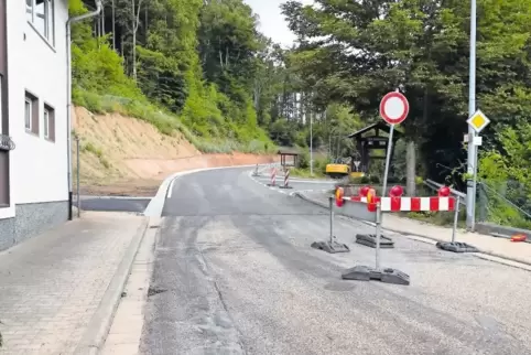Freie Fahrt? Auch wenn Ungeduldige am Freitag bereits einen Teil der Absperrung an der L 498 zwischen Waldfischbach-Burgalben un