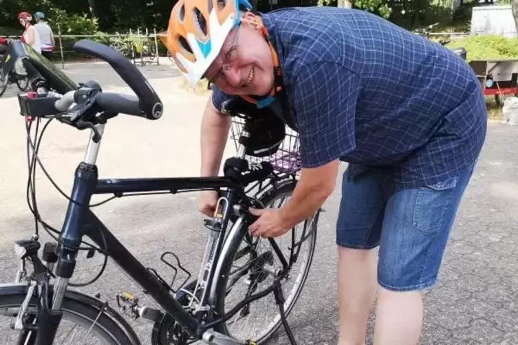 Der Tourenradfahrer: Tom Finkes aus &Ouml;sterreich muss diese Woche nach den Touren noch den Schlussanstieg zum Herz-Jesu-Kloster me