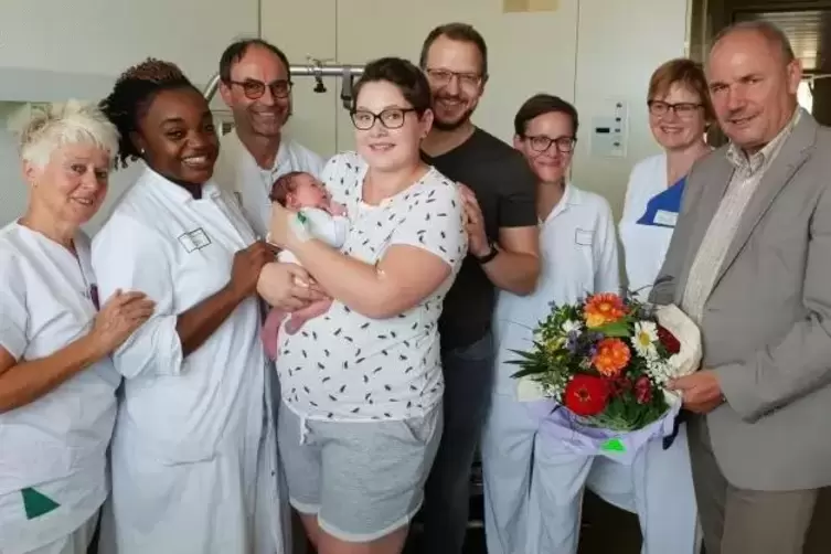 Geschafft: Jubiläumsbaby Valerie mit Mama Eva Katrin und Papa Manuel im Kreis des Klinikum-Teams. Gratulant ist OB Adolf Kessel 