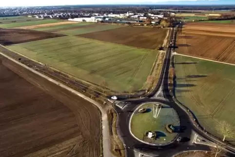 Blick vom Otterstadter „Wappen-Kreisel“ auf Speyer-Nord mit dem Kasernengelände: Hier könnte einmal das „Pionier-Quartier“ entst