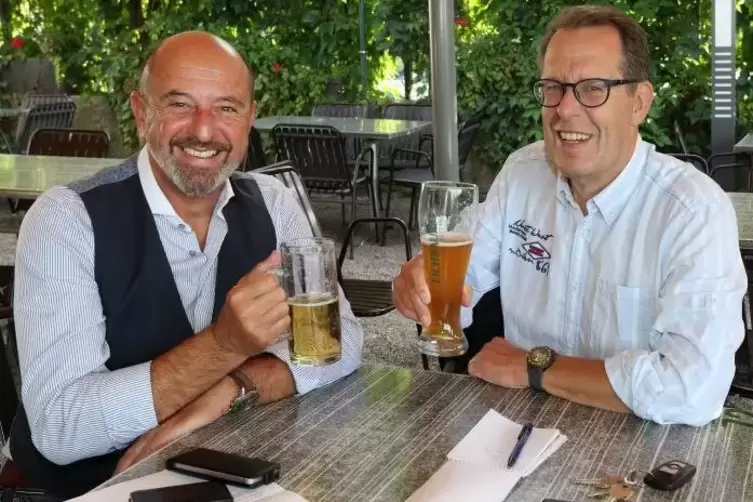 Zum Wohl, Speyer! SPD-Fraktionsvorsitzender Walter Feiniler und Redakteur Stefan Keller im Alten Hammer. Foto: Lenz