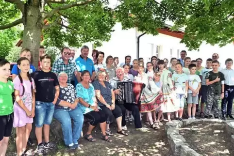 Aktuell in Berghausen: die Kinder aus Weißrussland mit ihren Betreuern und den Verantwortlichen des Tschernobyl-Kreises Berghaus