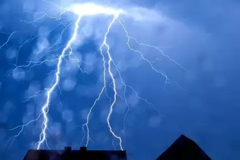 In keinem anderen deutschen Bundesland gab es im vergangenen Jahr pro Quadratkilometer Fläche so viele Blitze wie im Saarland.  