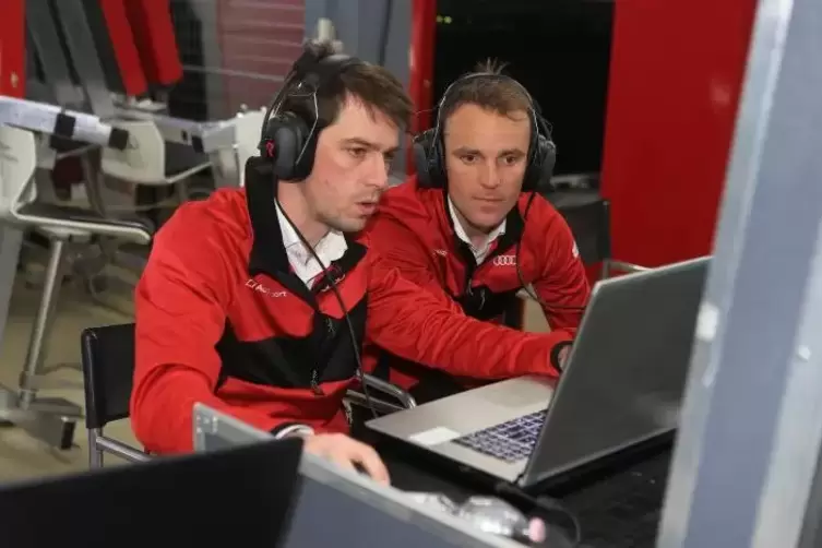 Ingnieur Nahuel Viano Hippman (links) schaut sich mit Rosberg-Pilot Jamie Green Daten von Greens Rennwagen an, die bei Trainings