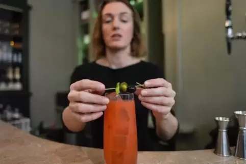 Nur Nullprozentiges: Barkeeperin Anna Walsh mixt einen alkoholfreien Cocktail. Foto: imago-Zuma Press