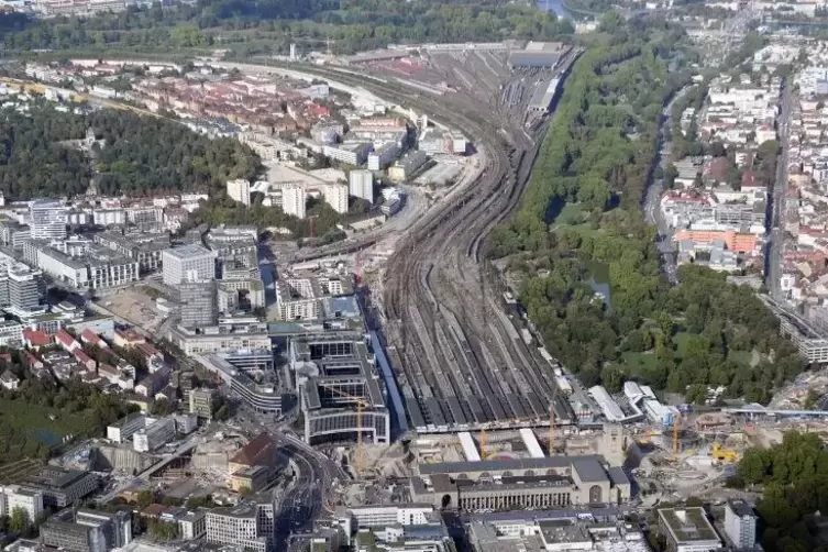 Mit hohem Aufwand wird der Kopfbahnhof in Stuttgart durch einen Tifebahnhof mit viel weniger Gleisen ersetzt.  Foto: dpa