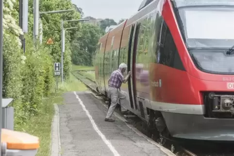 Seit Jahren schon soll der Bahnsteig in Hirschhorn barrierefrei ausgebaut werden. Nun ist das Projekt für die Sommerferien 2020 