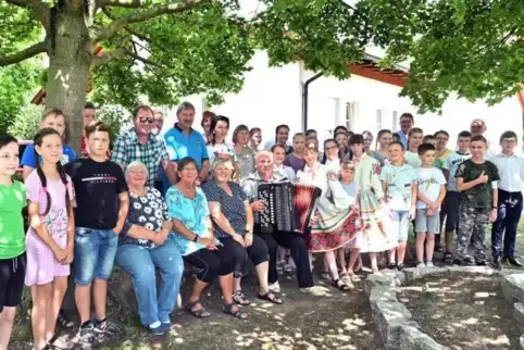 Seit vergangener Woche in Berghausen: die Kinder aus Weißrussland, ihre Betreuer sowie die Verantwortlichen des Tschernobyl-Krei