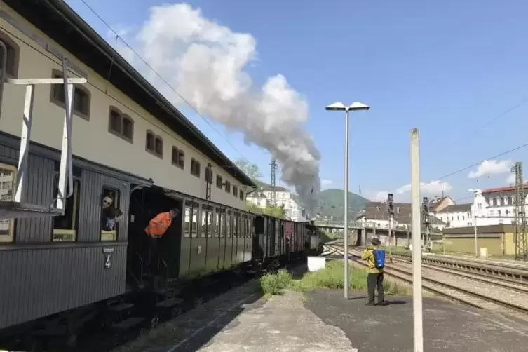Die Kuckucksb&auml;hnel-Z&uuml;ge starten am Neustadter Hauptbahnhof.   Foto: Gall