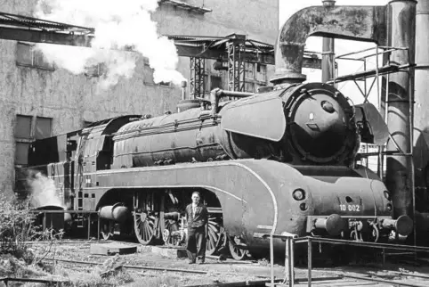 Die letzte für die Bundesbahn gebaute Dampfschnellzuglok 10 002 (Foto) diente von 1967 bis 1971 als Heizlok in Ludwigshafen. Sie
